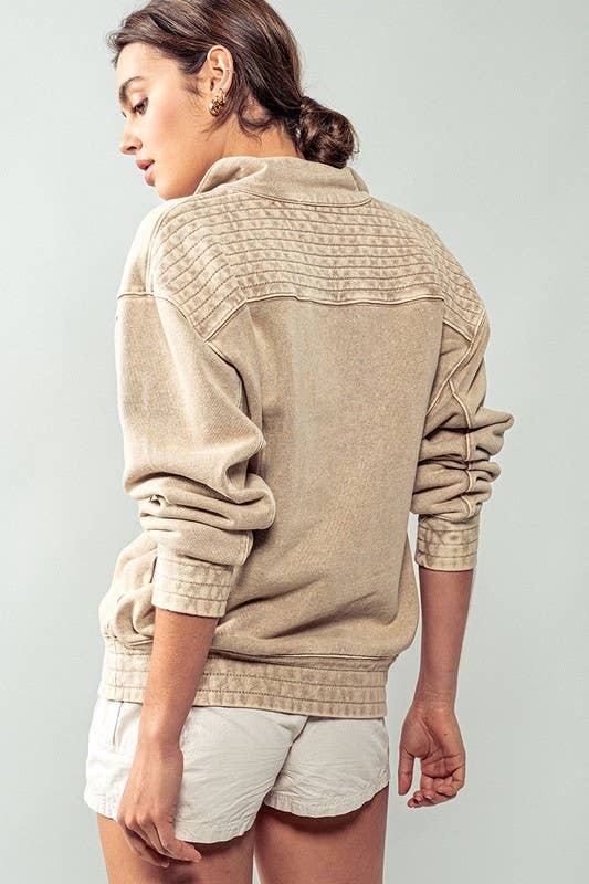 MINERAL WASHED SNAP BUTTON MOCK NECK SWEATSHIRT